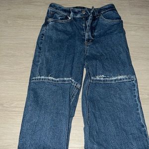 The jeans are a dark color, they are a button up.